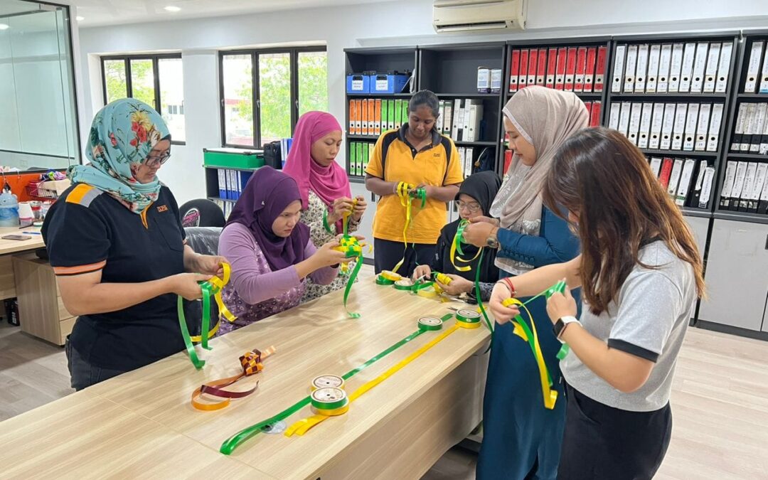 チーム活動 – Ketupat Raya デコレーション作り