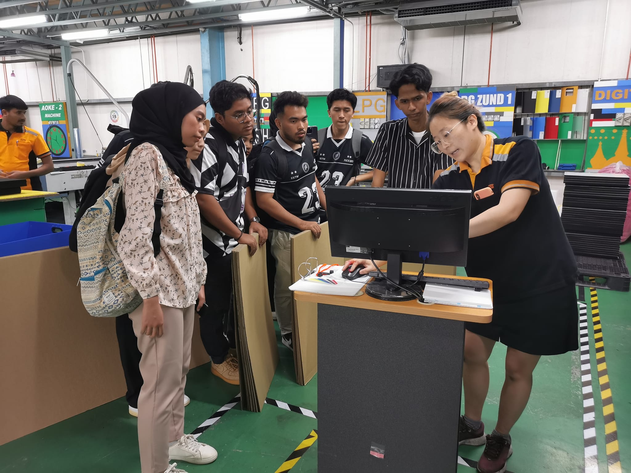 学生の最終学年プロジェクト準備 – ボトル包装プロジェクト